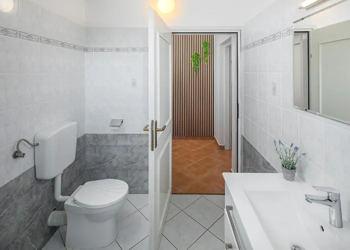 2 Bedroom Awesome In Porec * Montižana