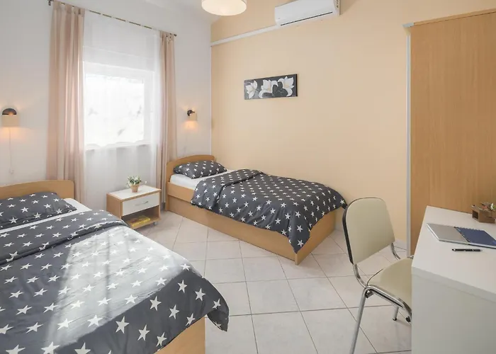 Dom wakacyjny 2 Bedroom Awesome In Porec