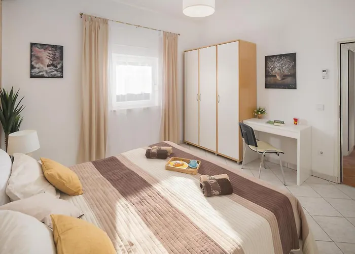 Dom wakacyjny 2 Bedroom Awesome In Porec *