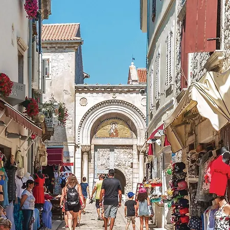 2 Bedroom Awesome In Porec