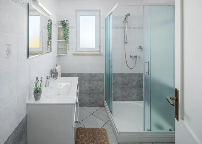 2 Bedroom Awesome In Porec Montižana