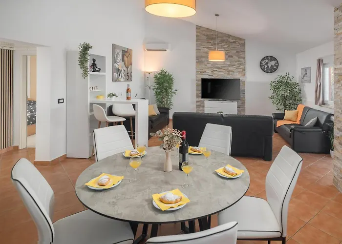 2 Bedroom Awesome In Porec Poreč