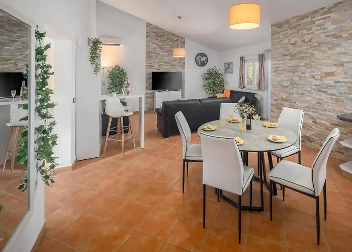 2 Bedroom Awesome In Porec