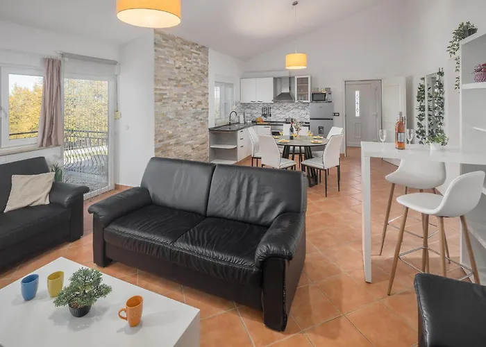 2 Bedroom Awesome In Porec Feriehus